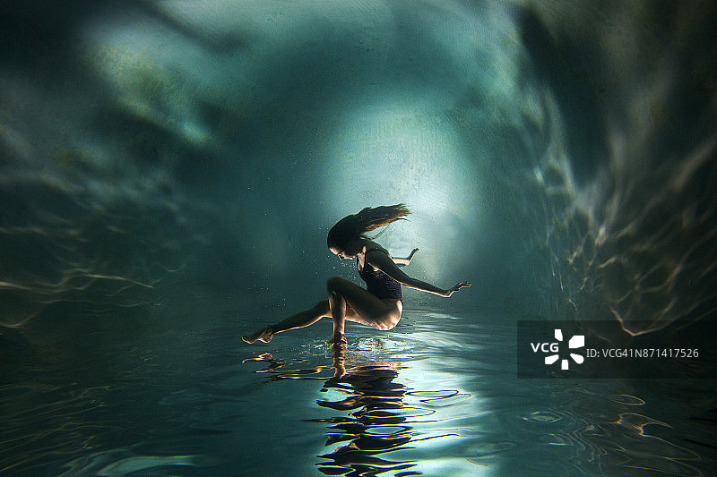 游泳池中水下年轻女模特 портрет图片素材