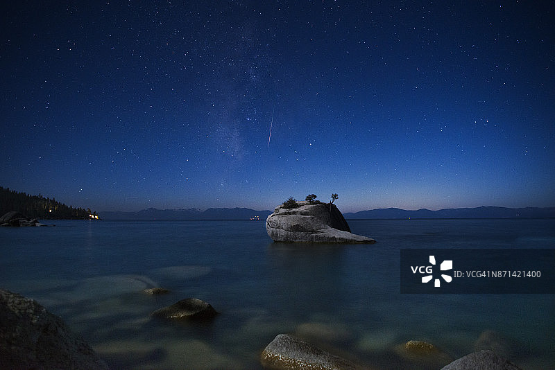 太浩湖盆景岩上空的英仙座流星和银河图片素材