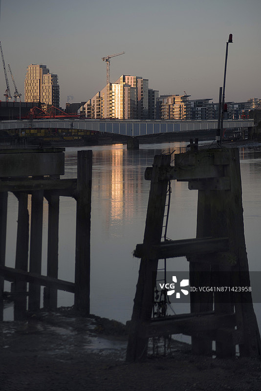 旺兹沃思桥和滨水区黎明景色图片素材
