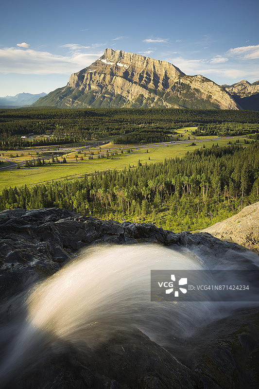 班夫国家公园伦德尔山日出时分的卡斯卡特山瀑布图片素材