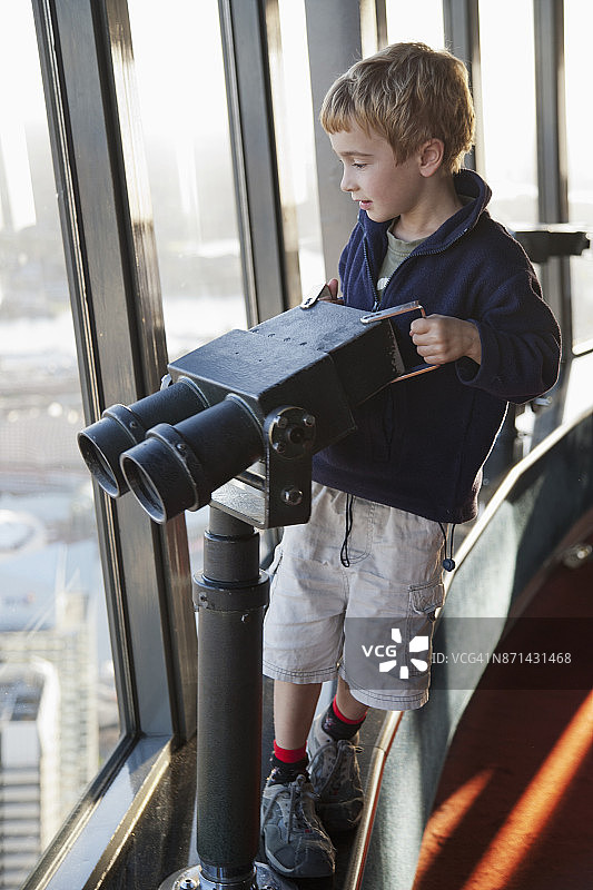 在瞭望塔上的男孩图片素材