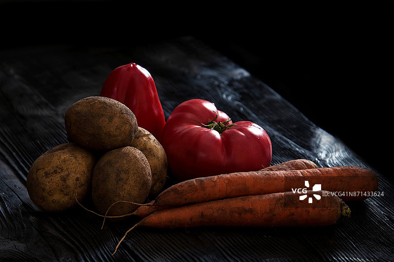 木桌上的生鲜蔬菜图片素材