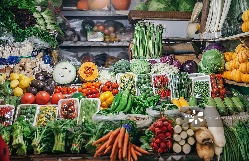 摆满新鲜蔬菜的市场摊位图片素材