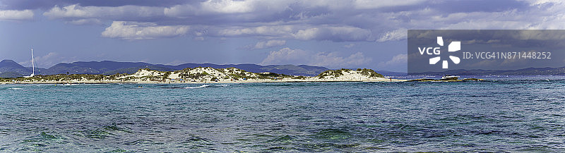 西班牙巴利阿里群岛福门特拉岛塞斯伊列塔斯海滩美景图片素材