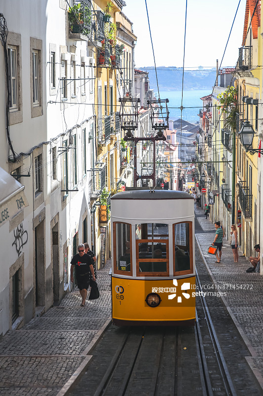 比卡升降机，位于葡萄牙里斯本的上城区图片素材