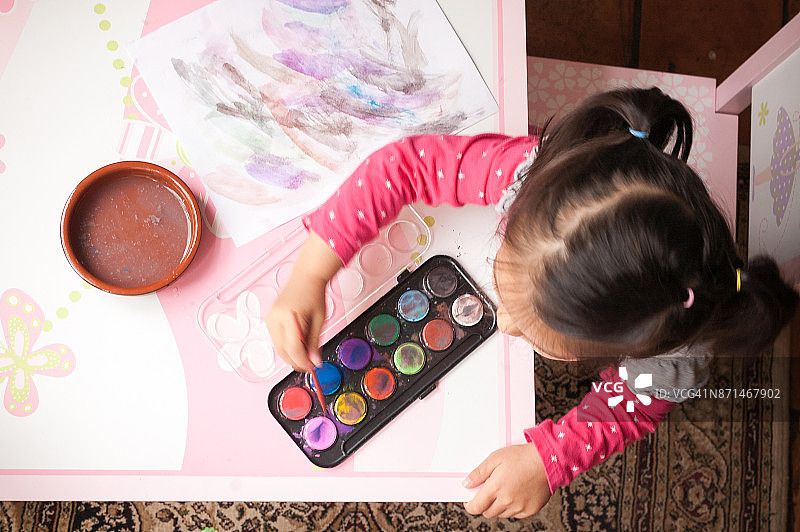 小女孩学习水彩画图片素材