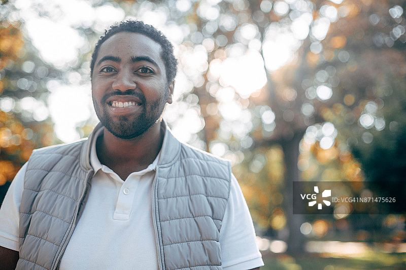 公园里的快乐男人图片素材