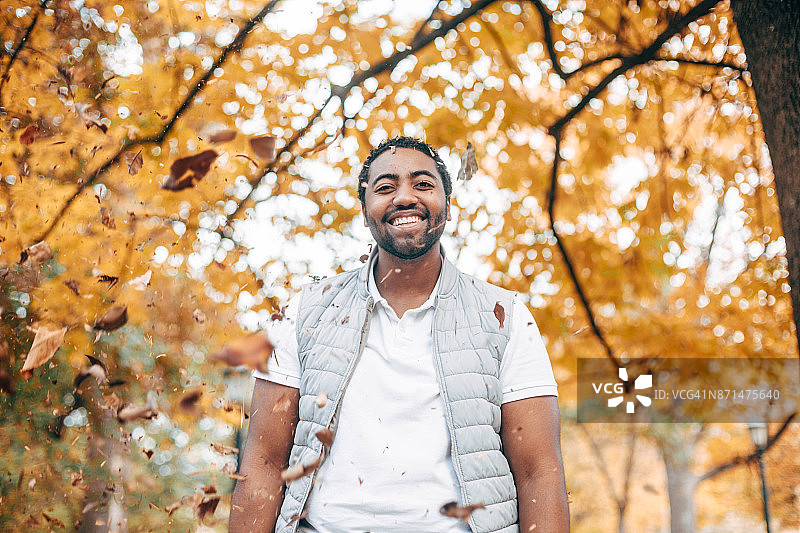 公园里的快乐男人图片素材