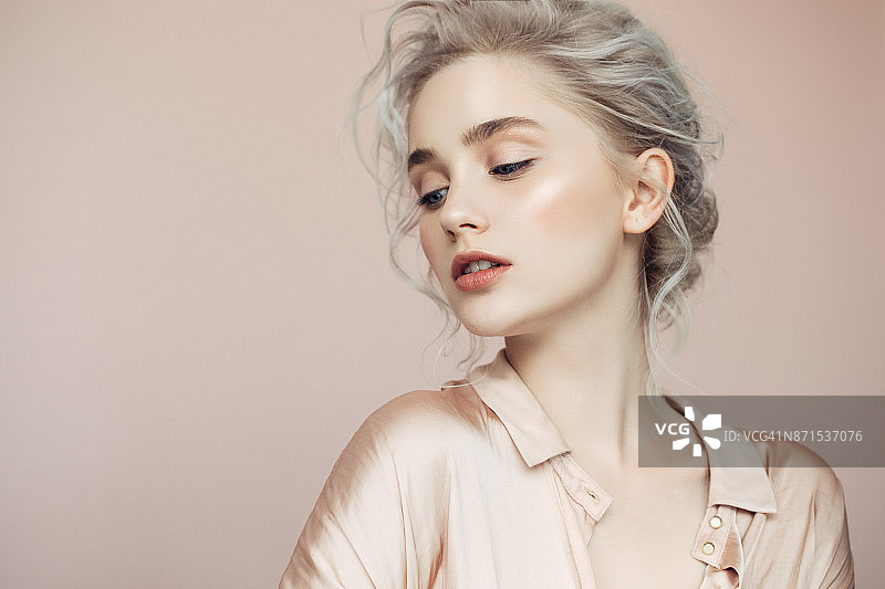 化妆和时尚发型的美丽女人图片素材