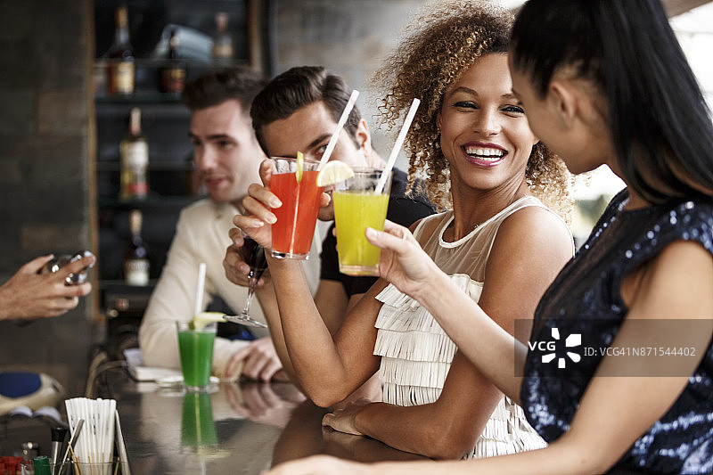 一群朋友在享用鸡尾酒图片素材