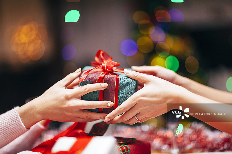 赠送礼物的特写镜头图片素材