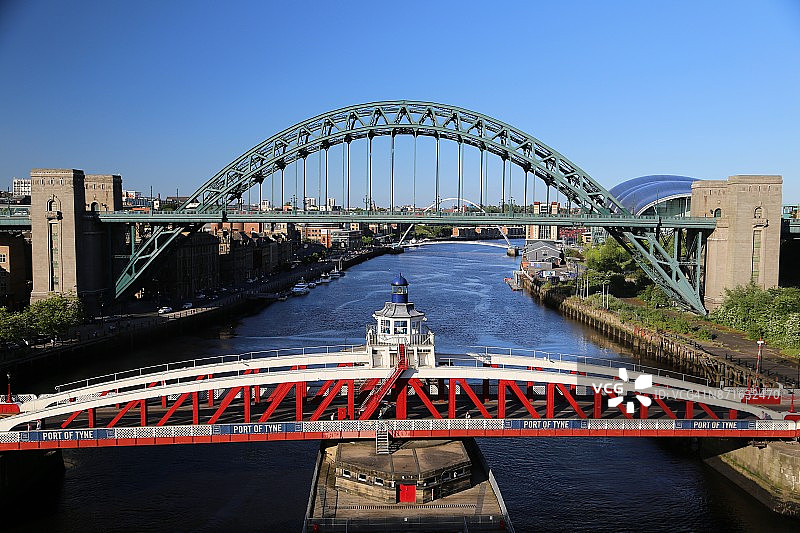 旋转桥与泰恩河大桥图片素材