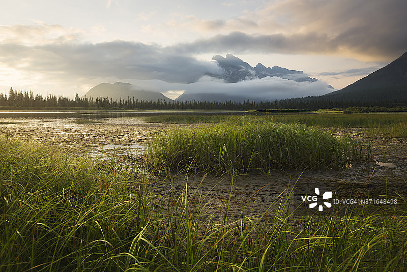 加拿大阿尔伯塔省班夫国家公园朱砂湖畔日出时分的伦德尔山与雾图片素材