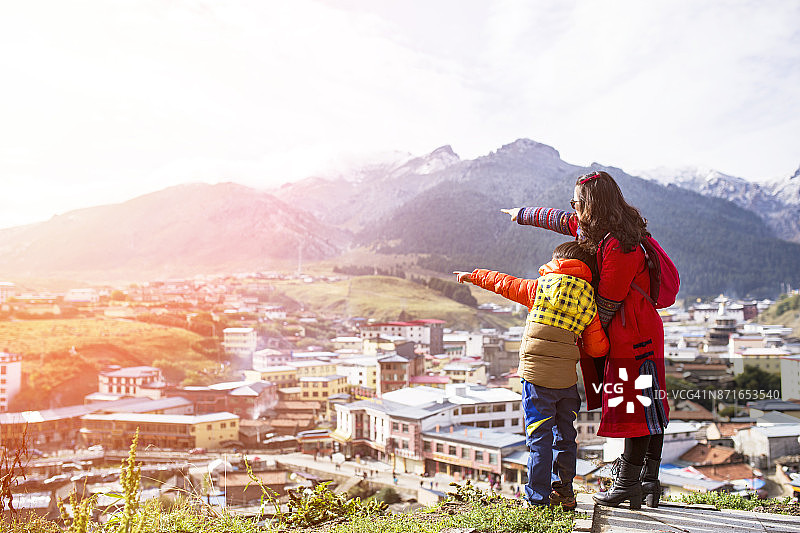 母子站在山顶遥望郎木寺图片素材