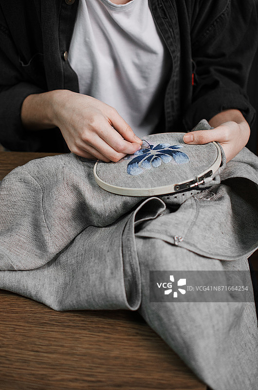 年轻女人刺绣图片素材