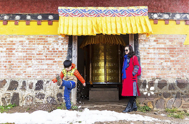 母亲和儿子在郎木寺前玩耍图片素材