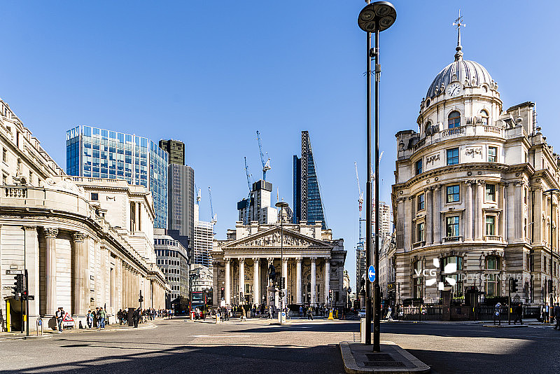 伦敦市的皇家交易所大楼和英格兰银行图片素材