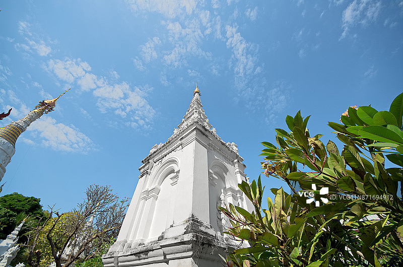 泰国清迈玛哈湾寺白色缅甸风格宝塔图片素材