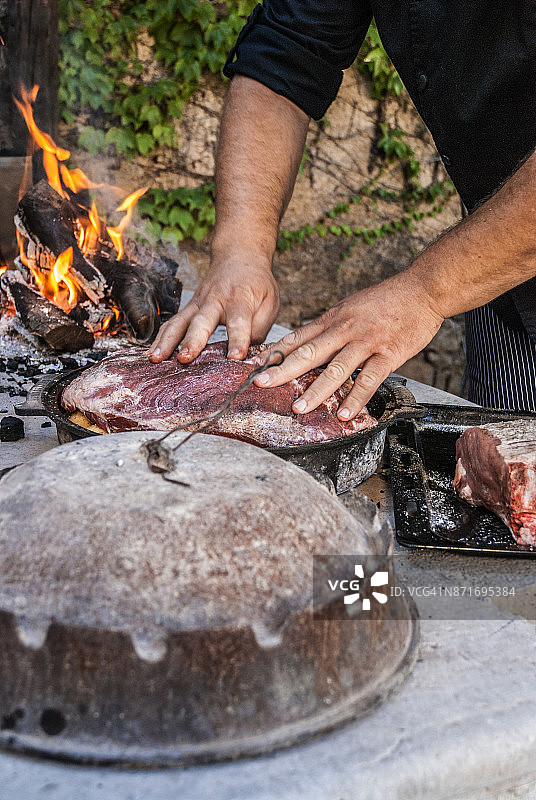 烹饪传统地中海餐点Peka图片素材