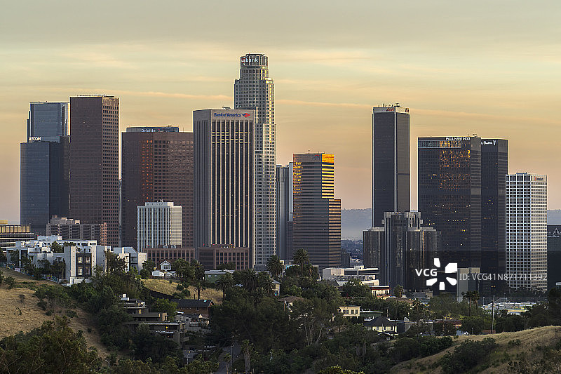 日落前的洛杉矶市中心天际线图片素材