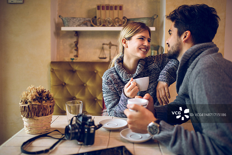 两个年轻摄影师在咖啡馆休息时调情图片素材