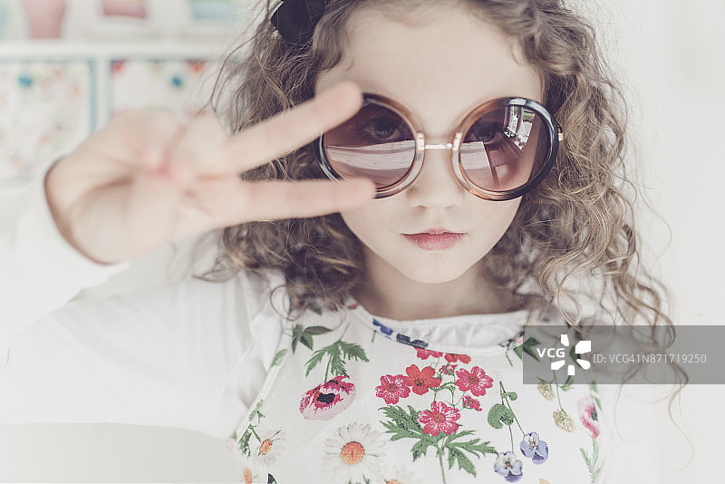戴大号太阳镜的酷炫小女孩图片素材