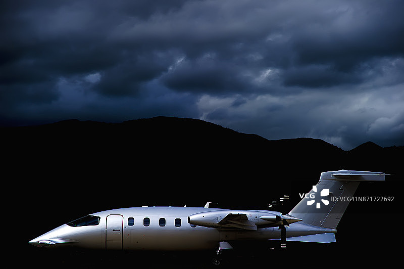 戏剧性天空下的跑道上的公务飞机图片素材