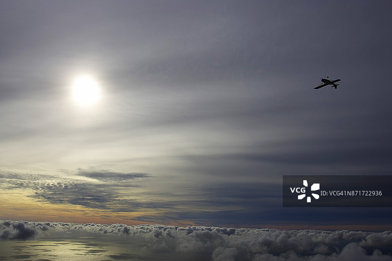 特技飞机环形飞行图片素材