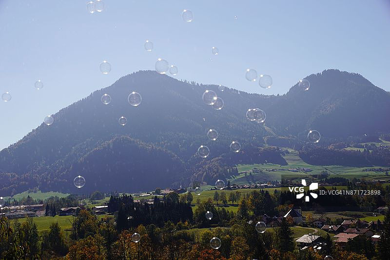 阿尔卑斯山全景前的肥皂泡图片素材