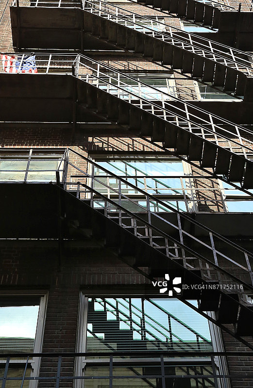 高层建筑外部的消防通道平台和楼梯图片素材