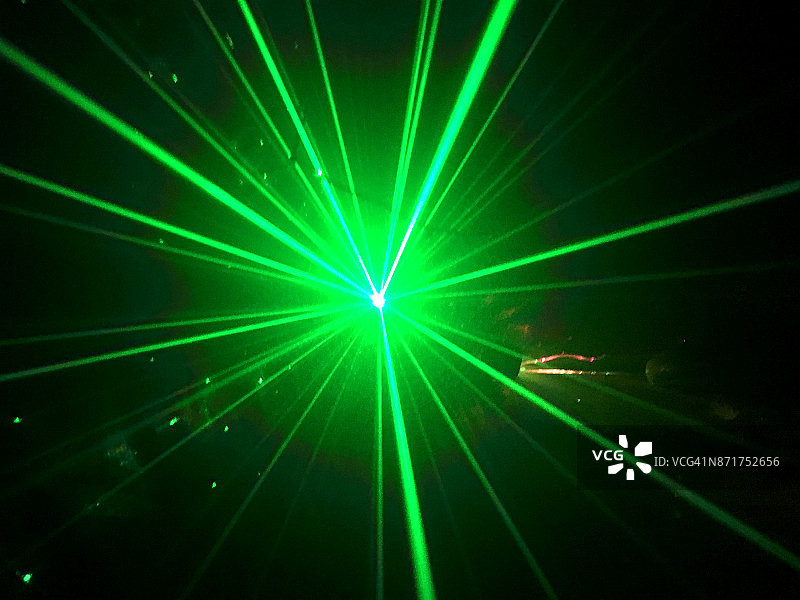 黑暗房间中的绿色激光图片素材