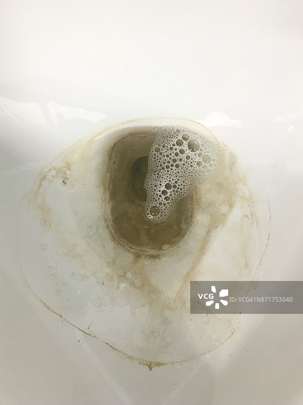 瓷马桶中的排水口图片素材