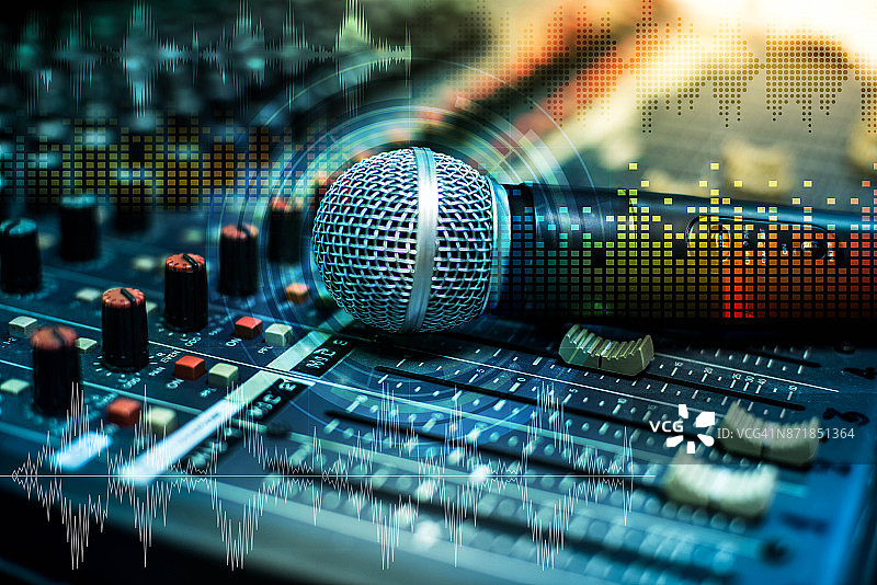 声音混合器上的抽象模糊麦克风图片素材