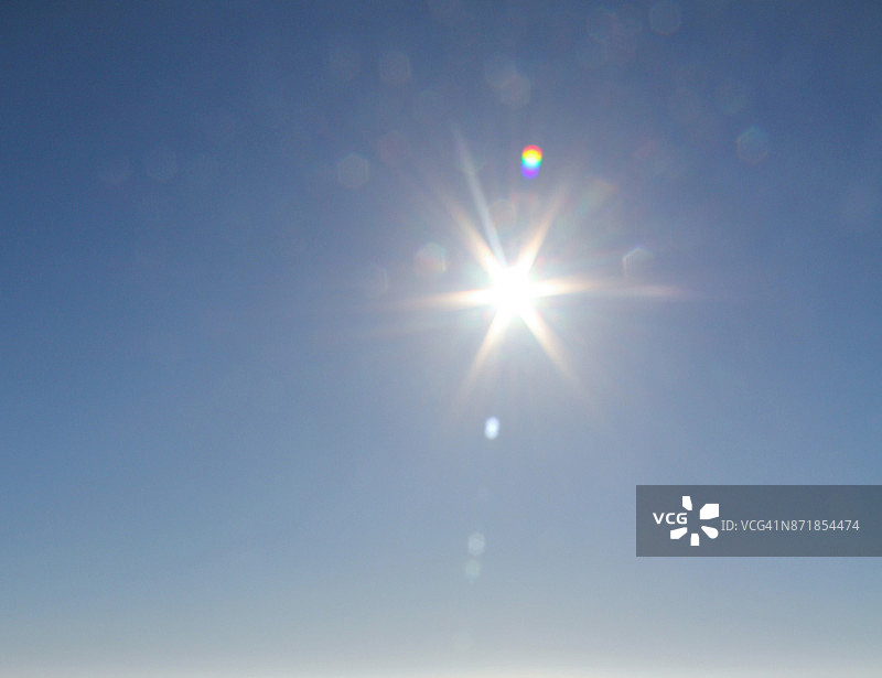 蓝天上的耀眼阳光图片素材