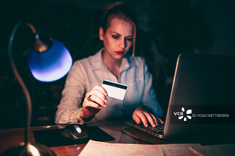 女人在家支付账单图片素材