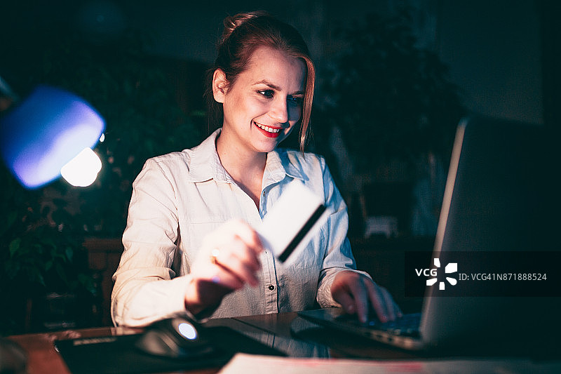 女人在家支付账单图片素材