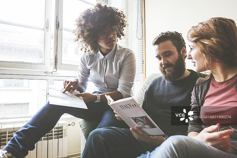 一群朋友计划去意大利度假图片素材