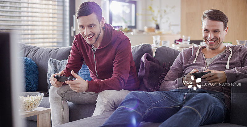 两个男人在玩电子游戏图片素材