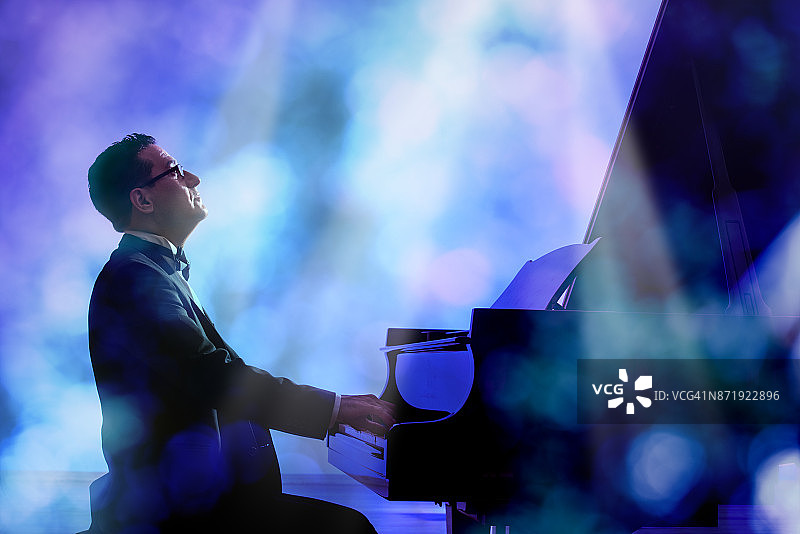 舞台上的钢琴家图片素材