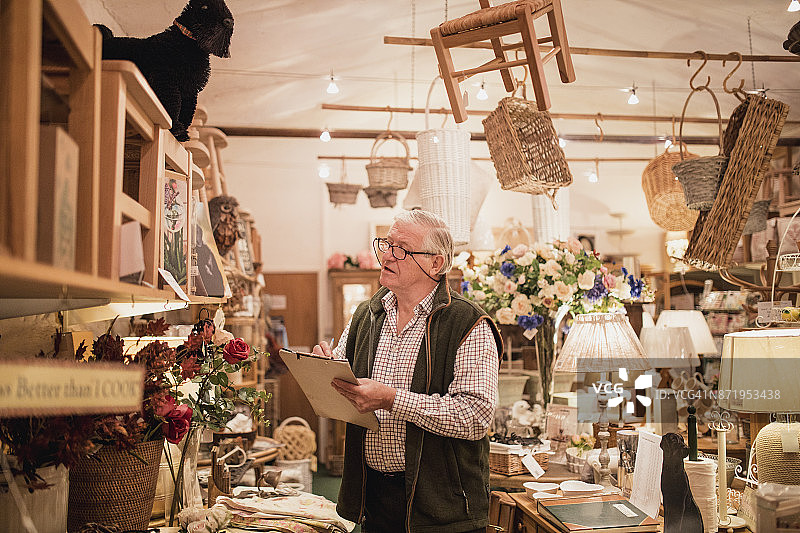 正在检查库存的年长男性图片素材