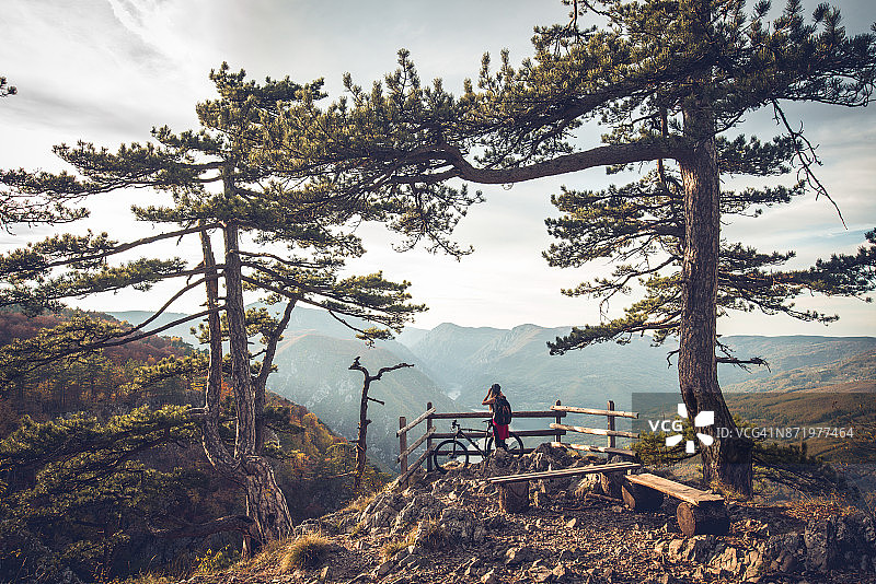 在徒步者的天堂里放松图片素材