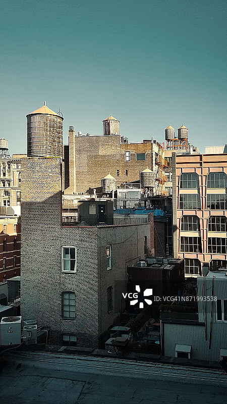 美国纽约市Soho区曼哈顿的屋顶和标志性储水罐图片素材