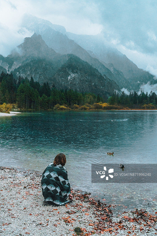 在早晨看阿尔卑斯湖风景的女人图片素材