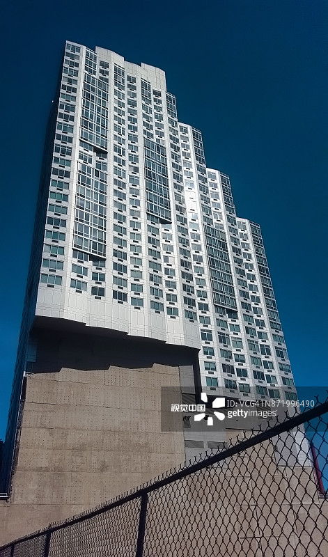纽约市布鲁克林市中心附近的迪卡尔布大街沿线的现代公寓大楼图片素材