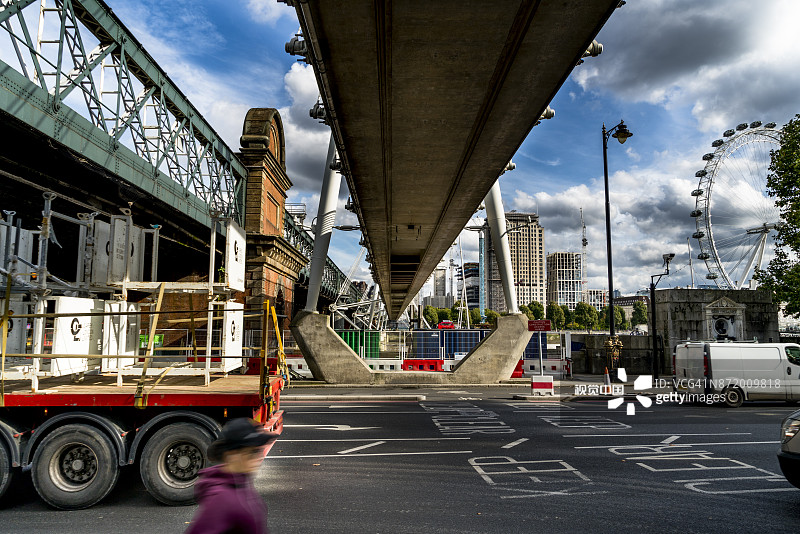 横跨英国伦敦泰晤士河的亨格福德和金禧桥图片素材