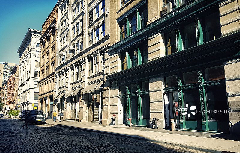 纽约曼哈顿Soho铸铁历史区格林街的典型铸铁建筑外墙及防火梯图片素材