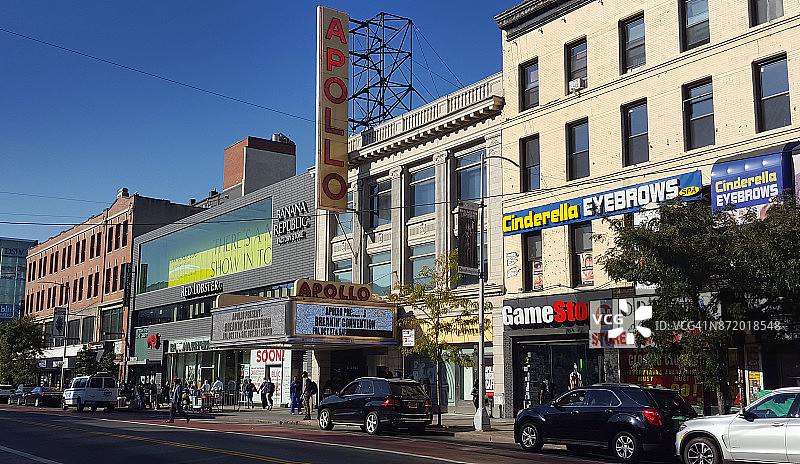 位于纽约市曼哈顿哈莱姆区第125街的阿波罗剧院。阿波罗在20世纪20年代和30年代的“哈莱姆文艺复兴”时期变得传奇。图片素材