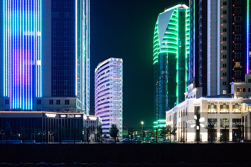 夜晚的格罗兹尼城市摩天大楼图片素材