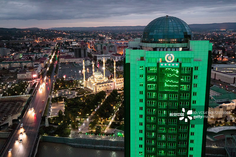 夜晚的格罗兹尼市中心图片素材