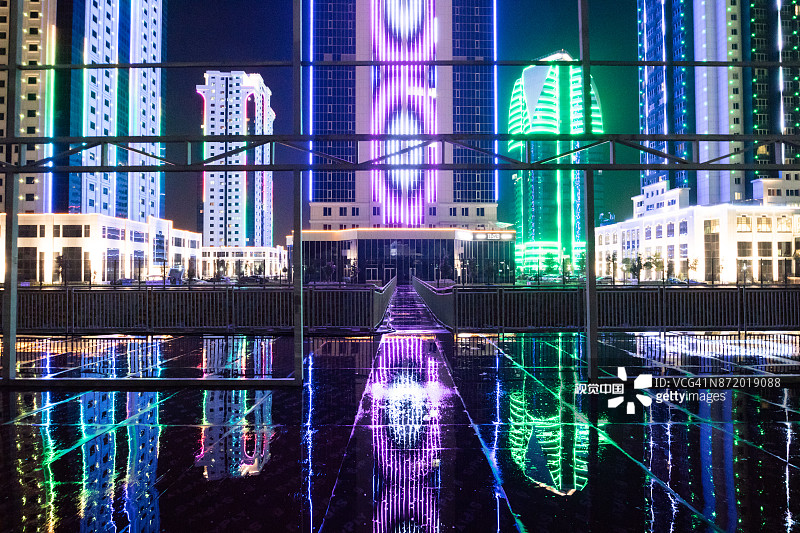 夜晚的格罗兹尼市中心摩天大楼图片素材